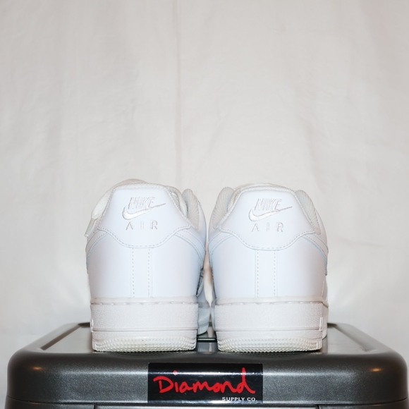 Nike Air Force 1 '07 in Triple White - Picture 4 of 10
